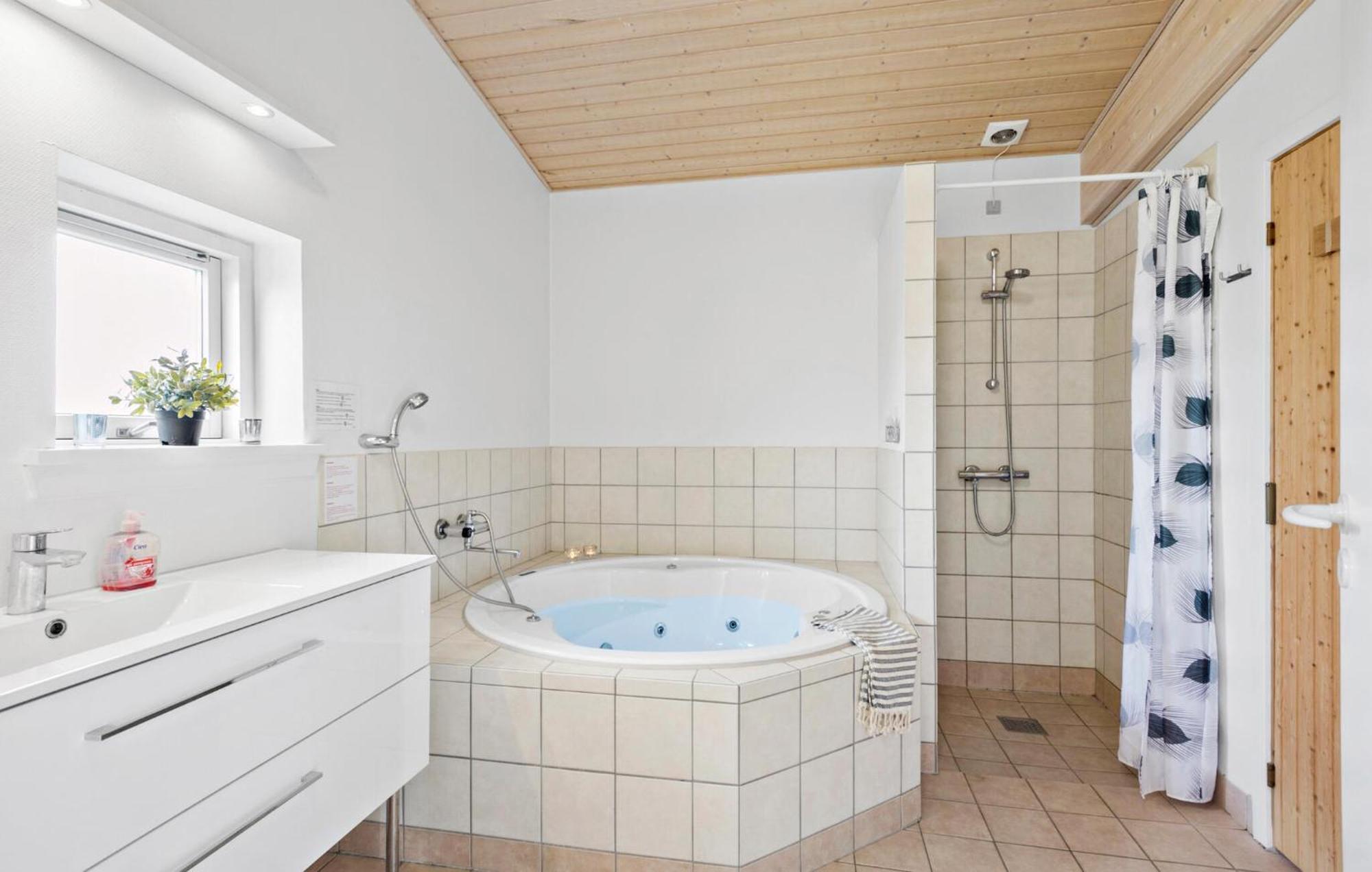 4 Bedroom Nice Home In Fåborg Esterno foto